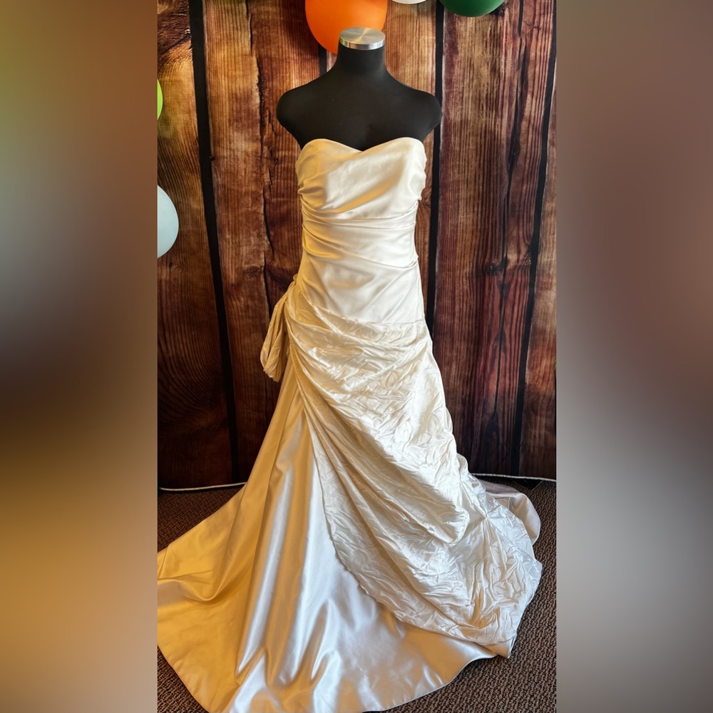 Cream strapless side ruched wedding dress